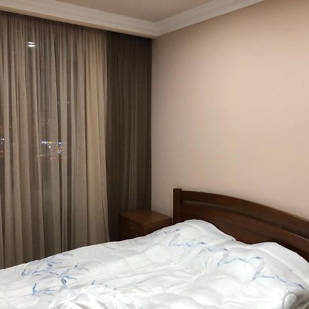 Квартира Около Станции Метро С Балконами Yerevan Luaran gambar